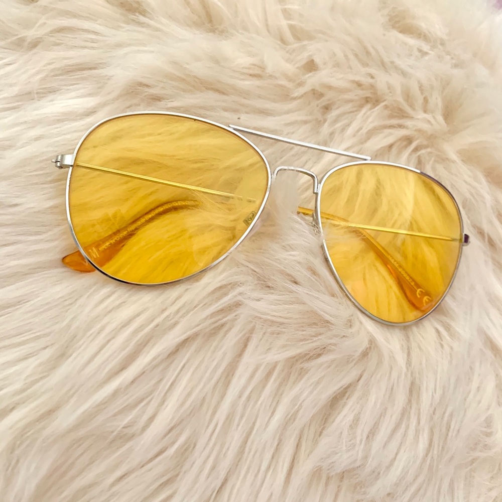 ⚠️⚠️SOLD⚠️⚠️ Yellow tinted sunglasses☀️☀️☀️